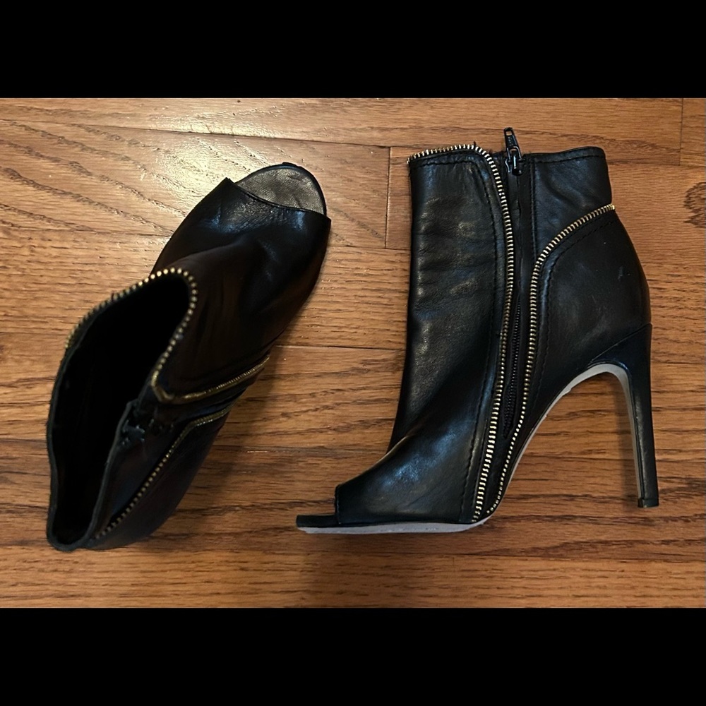 Women’s Vince Camuto shooties, leather, size 6